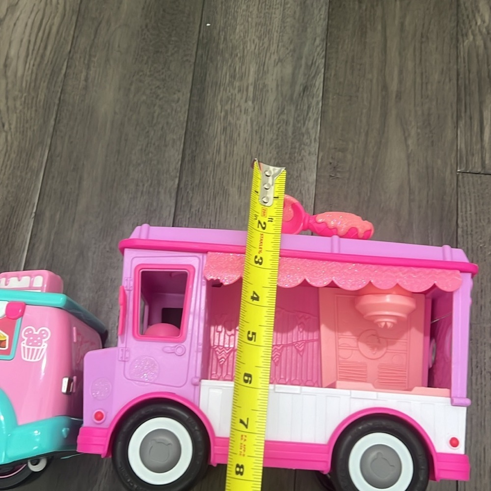Minnie mouse bake shop truck and ice cream truck of other brand - Picture 8 of 9